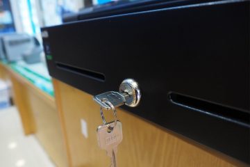 Mở ngăn kéo đựng tiền khi không có chìa khóa
